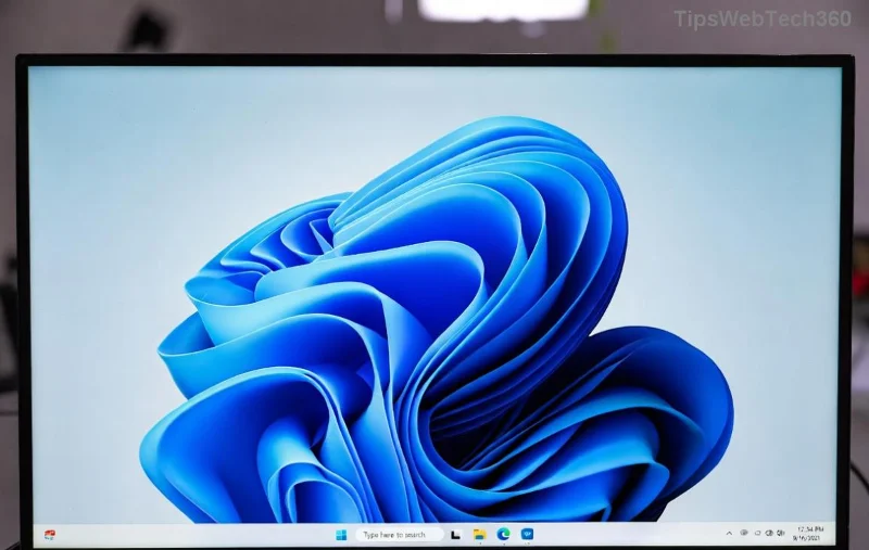 Command Prompt window showing SFC /scannow command in action