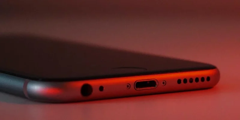 Как почистить порт зарядки iPhone