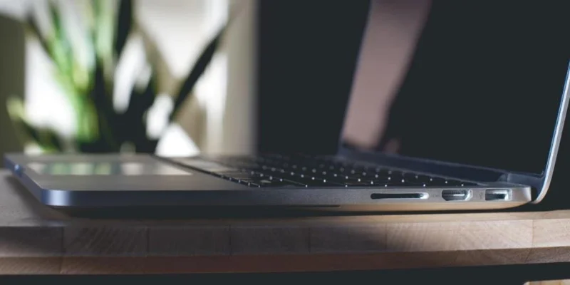 So beheben Sie, dass die Lüfter auf einem Mac voll laufen, kein Akku und keine Tastaturbeleuchtung vorhanden ist