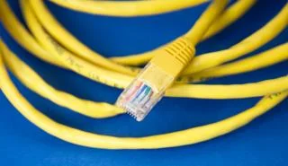 如何在 Windows 10 上連接到 LAN 時禁用 WiFi