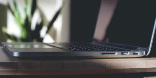 So beheben Sie, dass die Lüfter auf einem Mac voll laufen, kein Akku und keine Tastaturbeleuchtung vorhanden ist