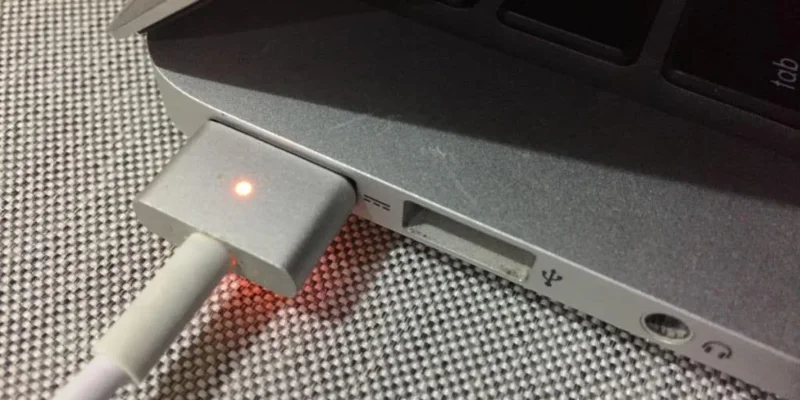 So erhalten Sie eine Warnung zum Anschließen/Abtrennen eines Netzkabels unter macOS