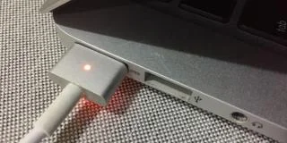 So erhalten Sie eine Warnung zum Anschließen/Abtrennen eines Netzkabels unter macOS